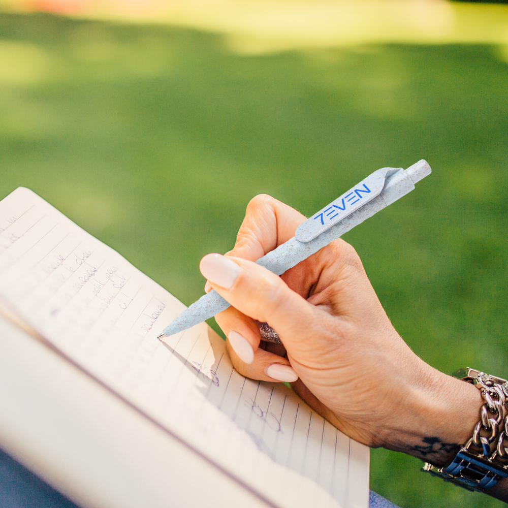 Wheat straw pen